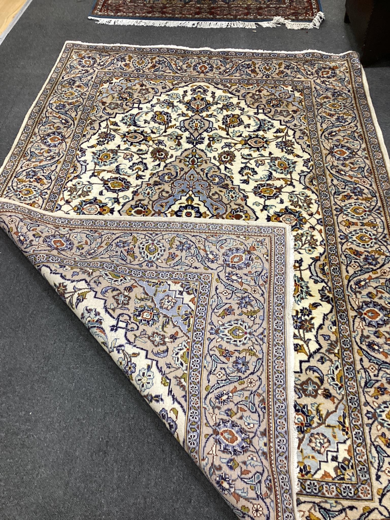A modern Kashan ivory ground rug, 220cm x 145cm